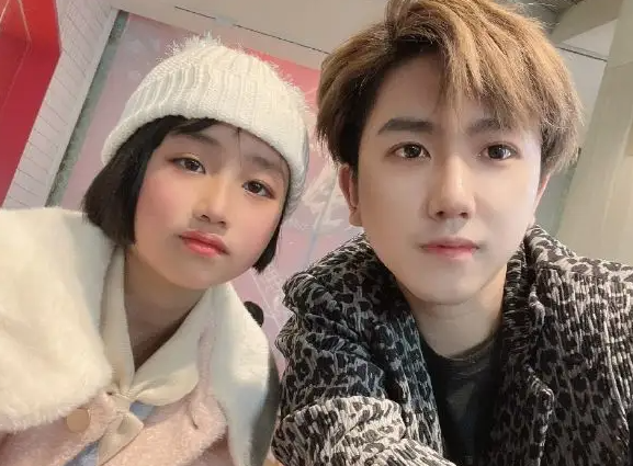 变形计张迪娶大5岁的助理送其一套四合院女方开劳斯莱斯