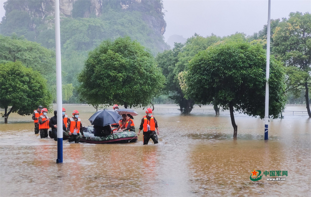 广西桂林：暴雨引发内涝，武警官兵深夜驰援