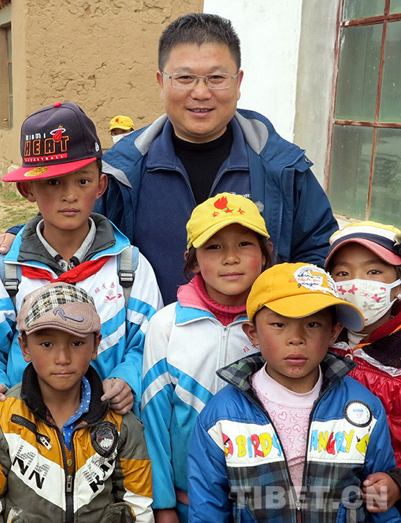 那曲地区儿童福利院女老师德青告诉我,"为了帮助仁青多吉有个学习伙伴