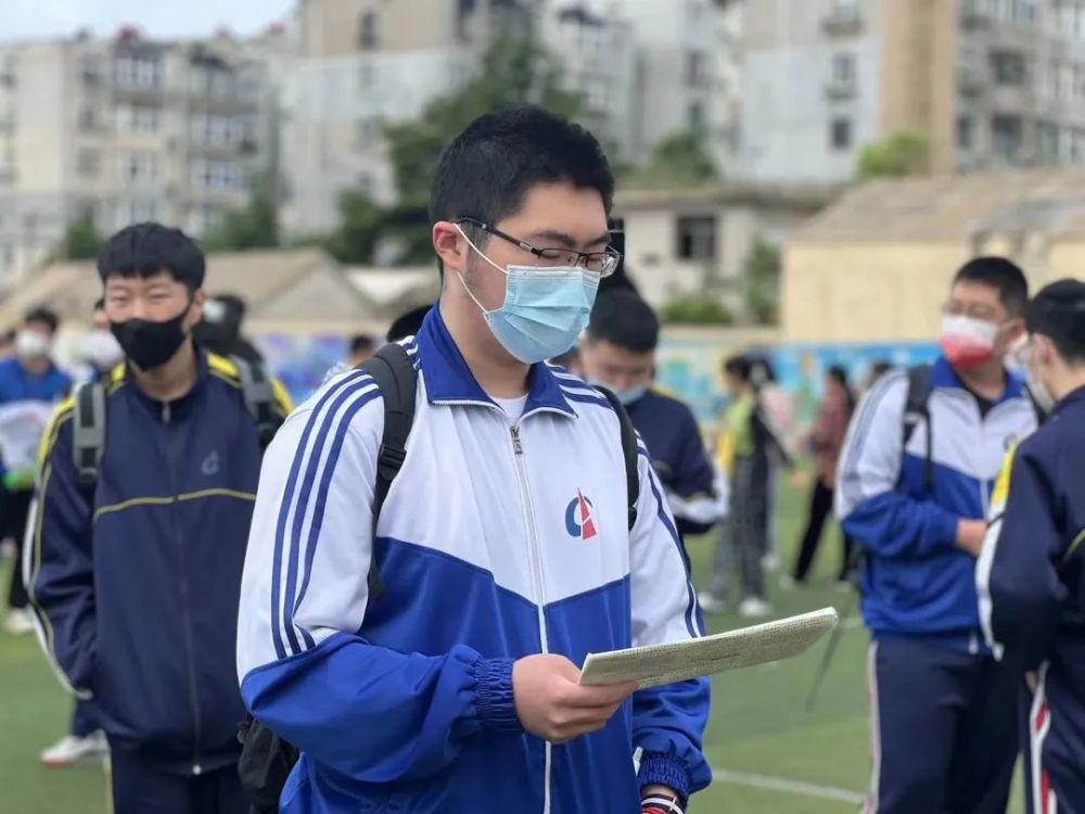 旅顺高考首日现场,竟有商家……_腾讯新闻