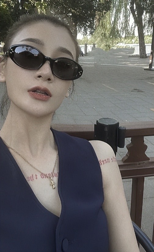 曹云金前妻唐菀江边秀身材皮肤白皙胳膊修长胸前纹身太抢眼