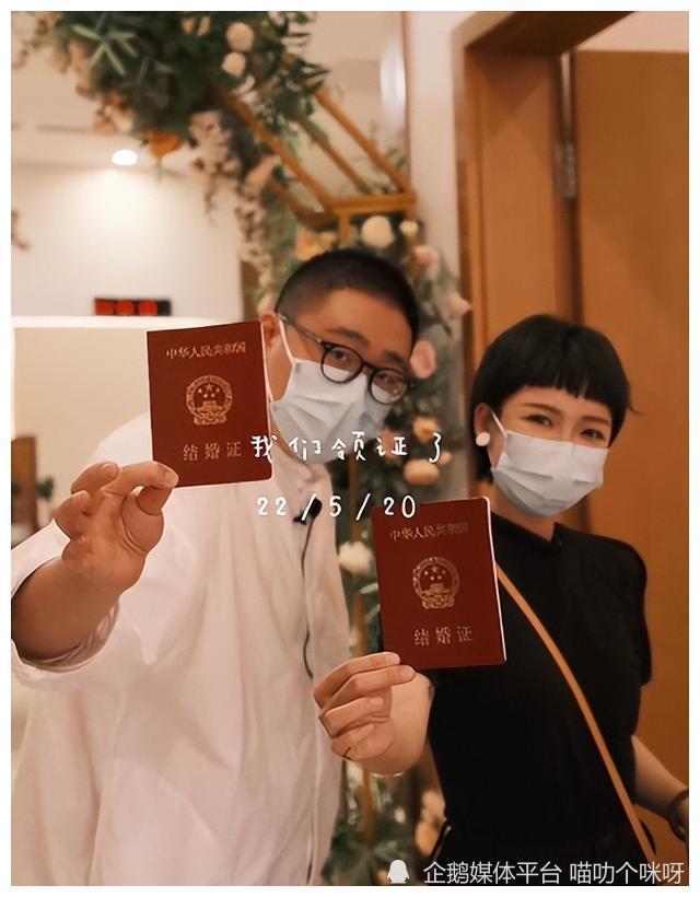 和老婆亲密拥吻太恩爱,挺大肚腩身形发福