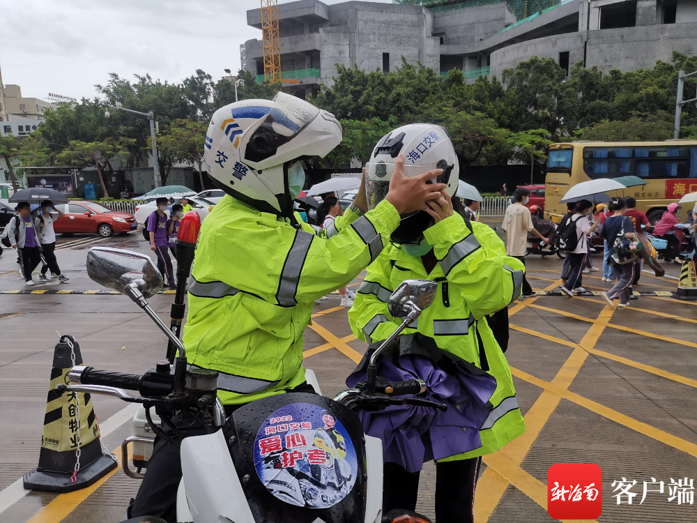 通讯员林馨 摄6月7日14时许,海口公安交警接到来自海口黄冈金盘高级