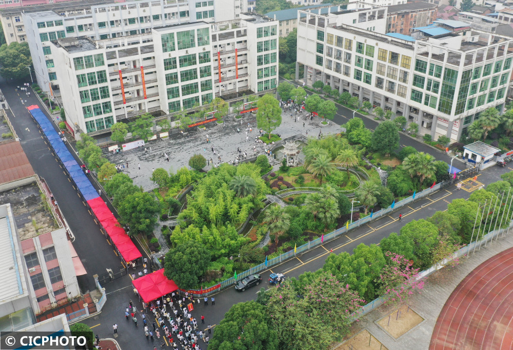 cicphoto/陈晓东 摄2022年6月7日,考生进入浙江省湖州市德清一中考点.