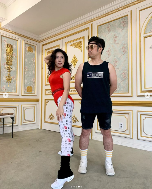 这可是一项高难度技术活动,李美度老公不仅要充当老婆"飞檐走壁"的