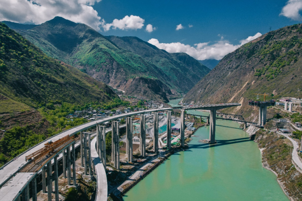 峨汉高速乌斯河特大桥主线钢箱梁架设顺利完成_腾讯新闻