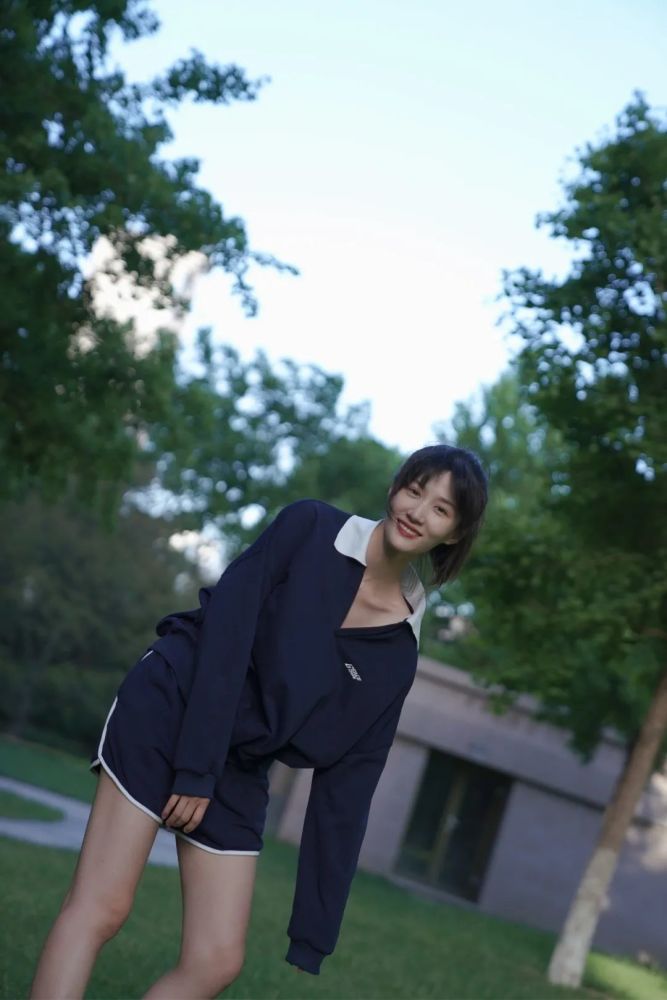 徐悦夏日清新写真上线光影漫步勾勒青春悸动