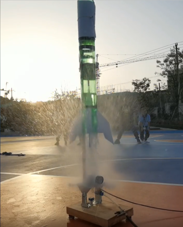 小学师生用饮料瓶制作三级水火箭,科学老师:近80名学生参与