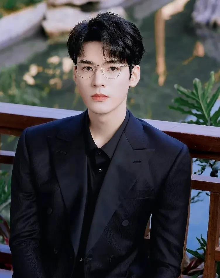 男明星"中分"发型不好看?肖战眼前一亮,朱一龙任嘉伦太惊艳插图1