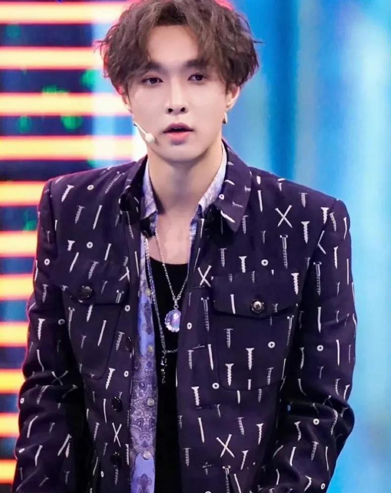 男明星"中分"发型不好看?肖战眼前一亮,朱一龙任嘉伦太惊艳插图3