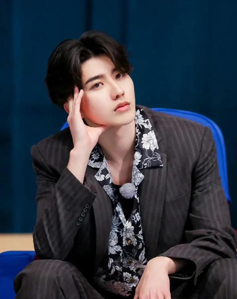 男明星"中分"发型不好看?肖战眼前一亮,朱一龙任嘉伦太惊艳插图4