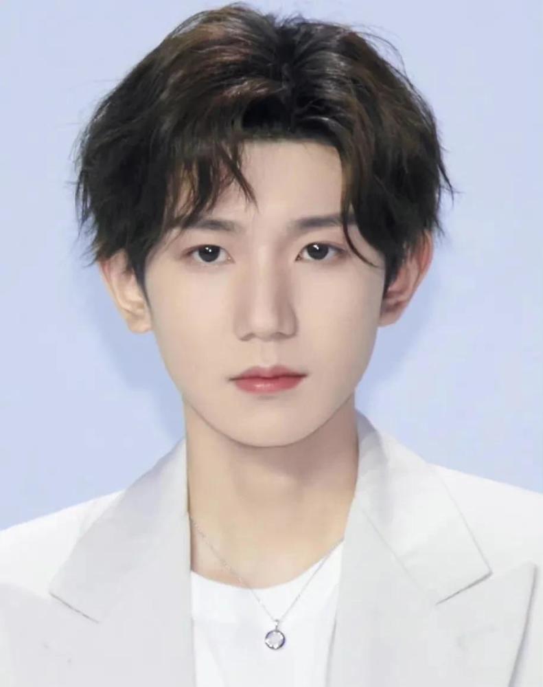 男明星"中分"发型不好看?肖战眼前一亮,朱一龙任嘉伦太惊艳插图5