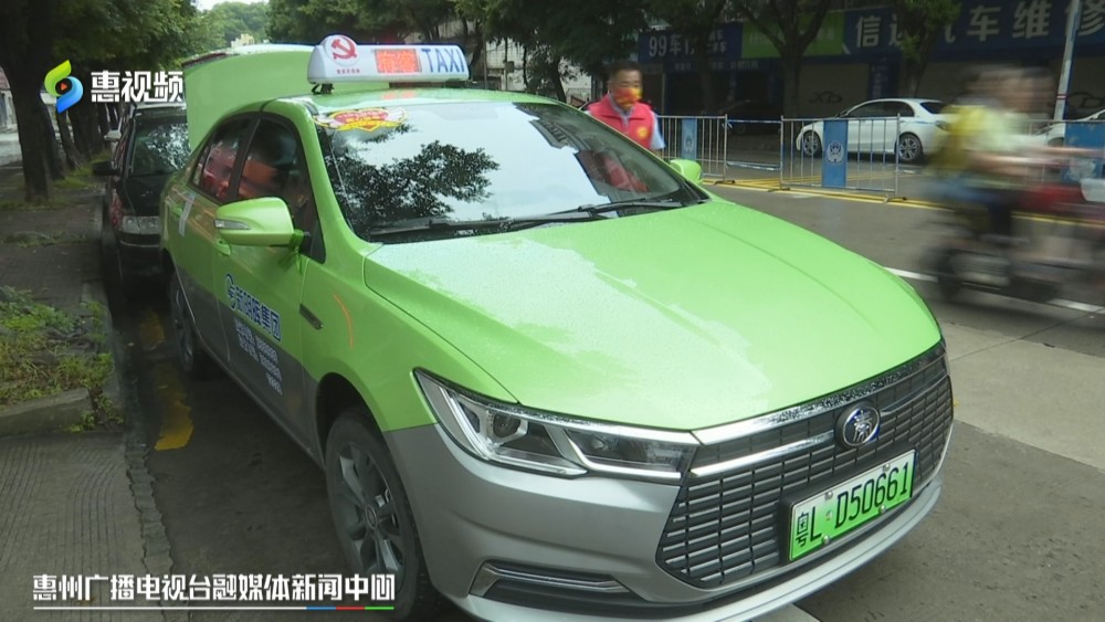 出租車駕駛員陳建新就提前來到麥地口岸路,準備接考生曾同學到惠州市