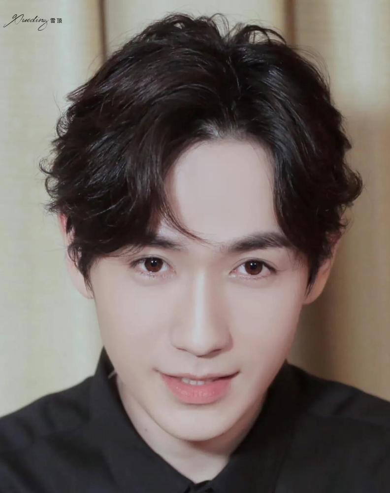 男明星"中分"发型不好看?肖战眼前一亮,朱一龙任嘉伦太惊艳插图8