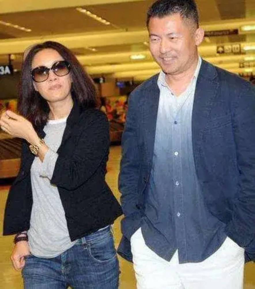 那英和老公一起变小女人,穿着简约低调,少了些霸气多了些温柔插图3