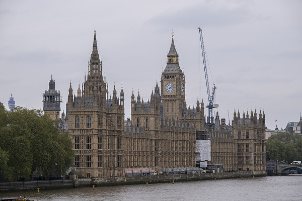 英国议会大厦附近发现可疑包裹警方紧急封锁现场