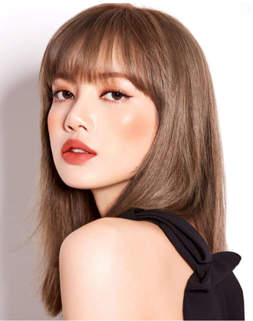 凭借她大而圆的眼睛和娃娃脸的特征,造型师似乎很开心地为她尝试不同