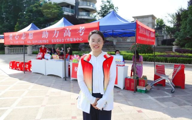 今日一早,县青年志愿者协会在仁寿一中北校区考点外搭起了志愿服务亭