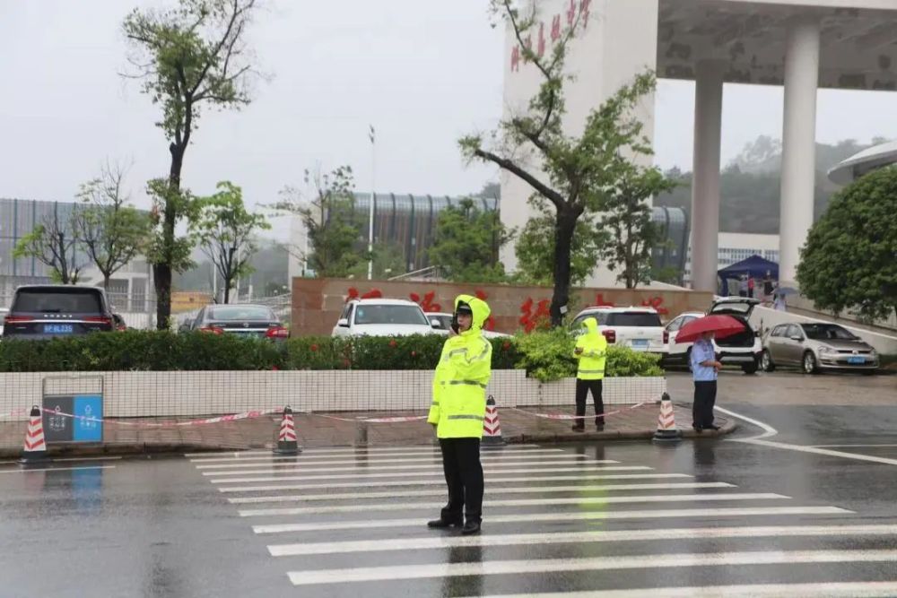 紫金一考生考試資料遺漏出租車紫金交警送到他手中