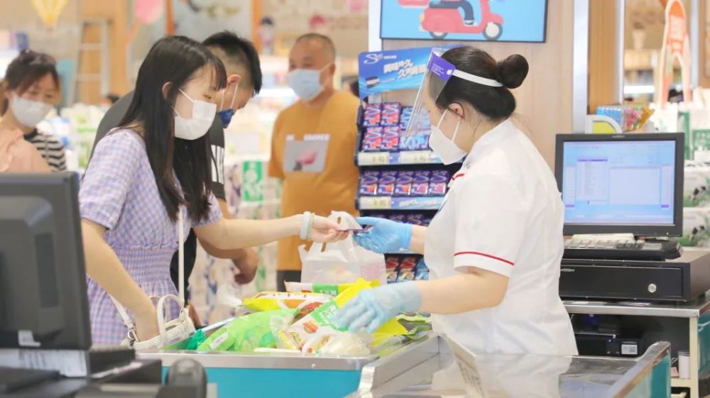 大家高兴而来,满载而归前去采购的市民纷纷表示能逛超市有种久违的