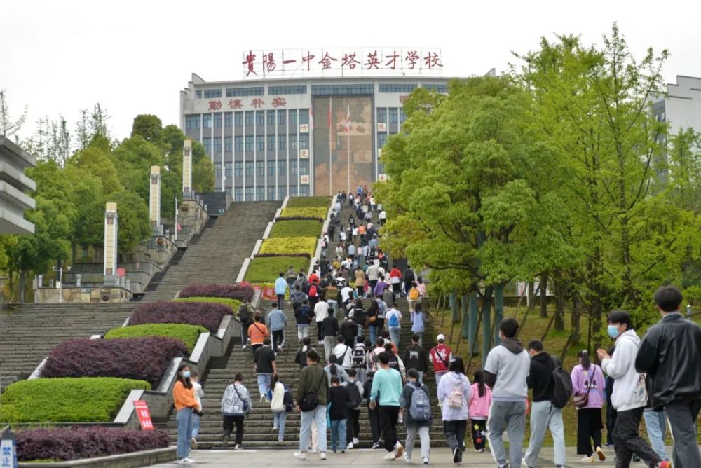 考生有序进入考场大方县融媒体中心记者:周训贵 郑吉军编  辑:龙  英