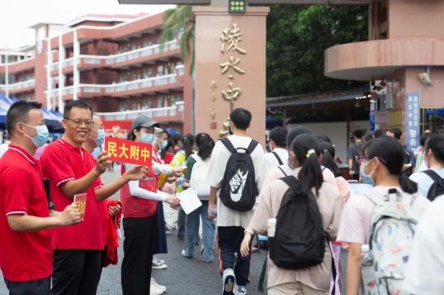 上午8时许,记者走访陵水中学考点看到,学校门前搭建起考生专用通道