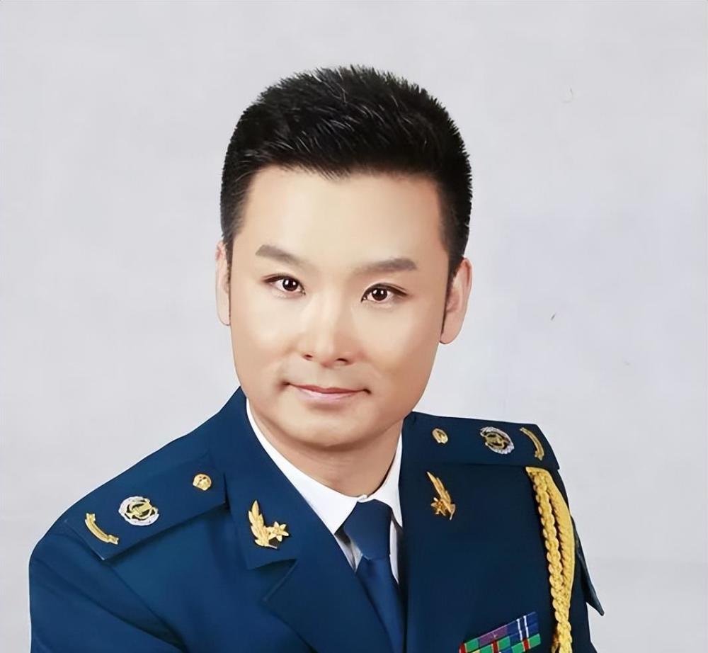 穿軍裝還得是真正的軍人,這12位男歌手的軍裝照,個個氣宇軒昂_騰訊