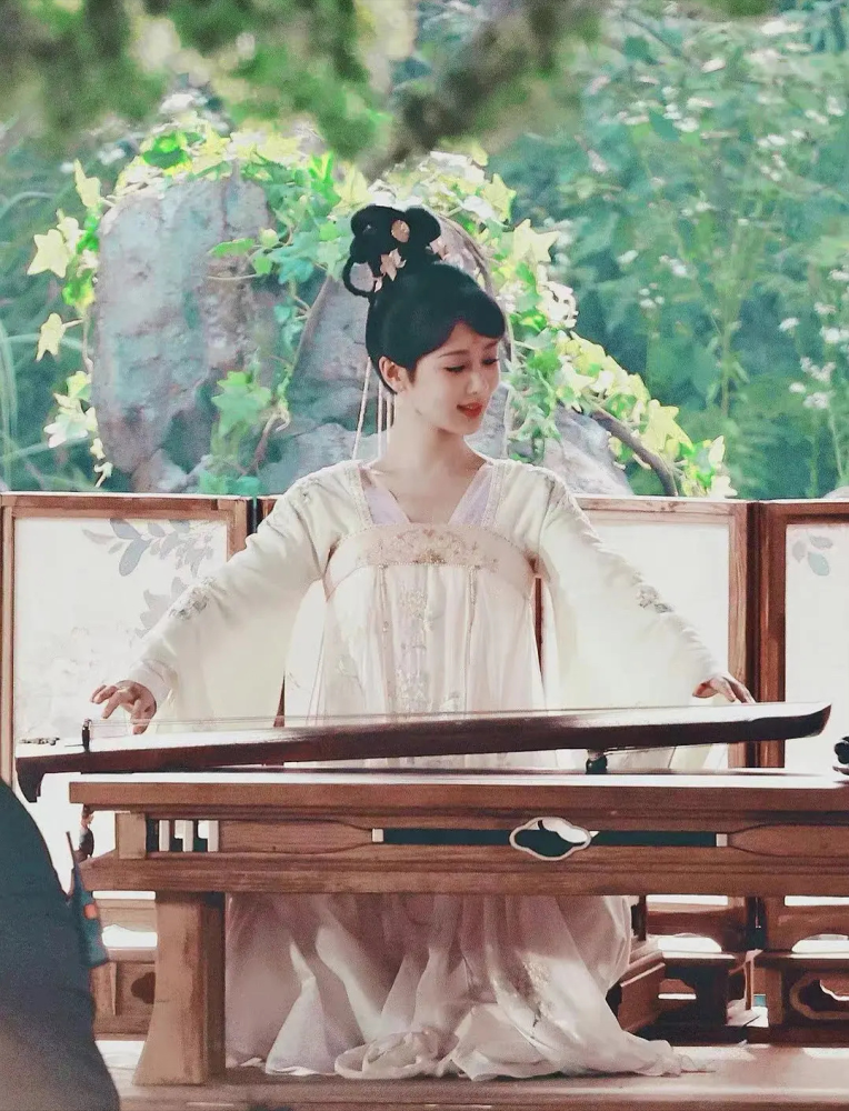 杨紫长相思弹琴饭拍路透一袭鹅黄色抹胸襦裙静坐弹奏古琴