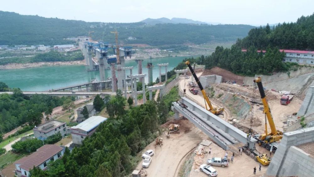 成绵苍巴高速公路嘉陵江特大桥首片t梁顺利架设