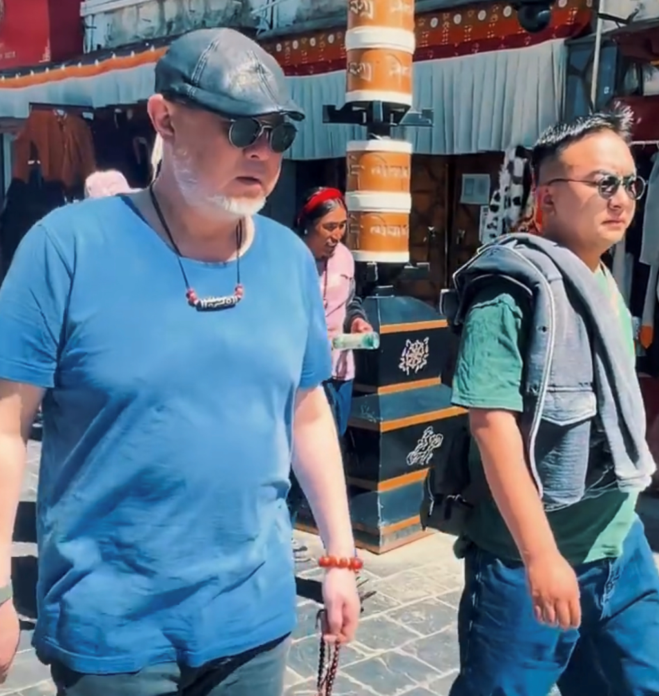 60岁火风拉萨拜佛,手拿佛珠胡须花白,18岁女儿身材高挑气质佳_腾讯