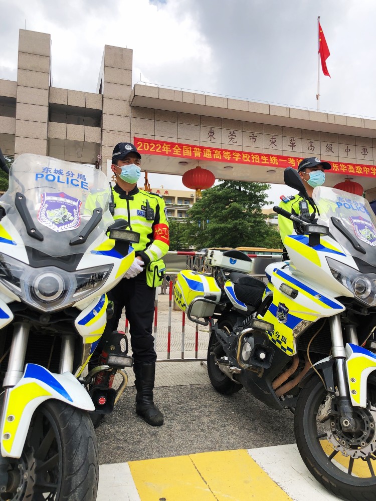视频直击现场东莞铁骑开道警车护送为高考学子保驾护航