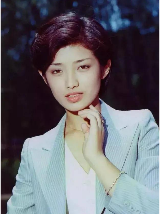 62岁的山口百惠微胖也气质,穿衣简约不扮嫩,自然老去的样子真美插图15