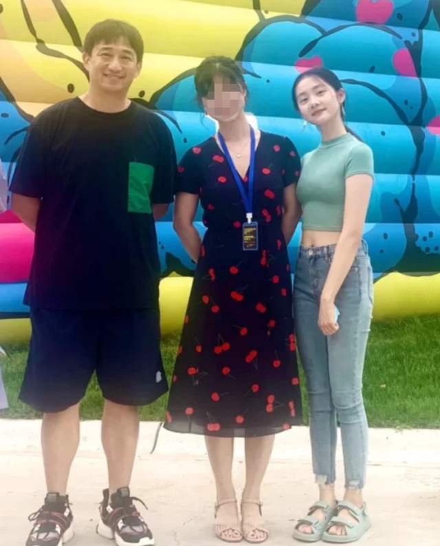 黄磊陪女儿看艺术展16岁黄多多身高近逼近170腰细腿长太抢眼