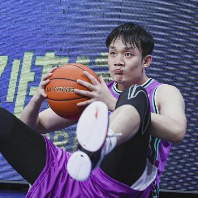 上海大鲨鱼用一年底薪合同押宝丁彦雨航,董瀚麟等5名球员将离开