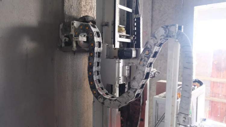 上海建设工地出现智能抹灰机器人两台机器一天完成人工作业十天工作量