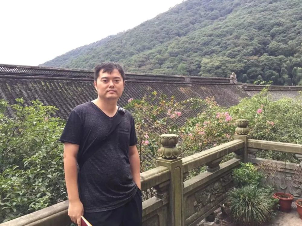 张明扬历史写作者,专栏作家,曾著有《此史有关风与月》《天命与剑》