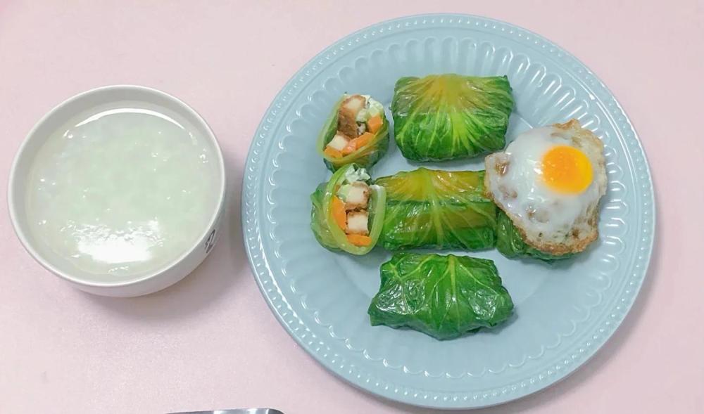 今日早餐:生菜包飯 生菜卷火腿腸 煎蛋 白粥今天的早餐很簡單,蔬菜