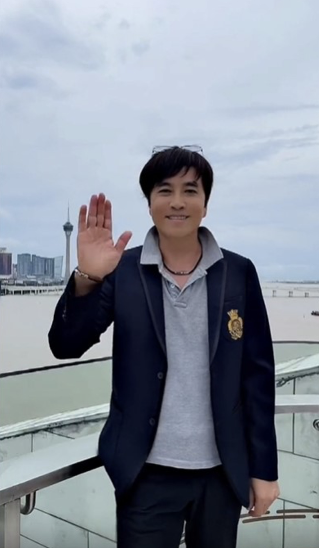 60岁陈庭威拍片为高考生加油头发浓密略显发福已移居广东生活