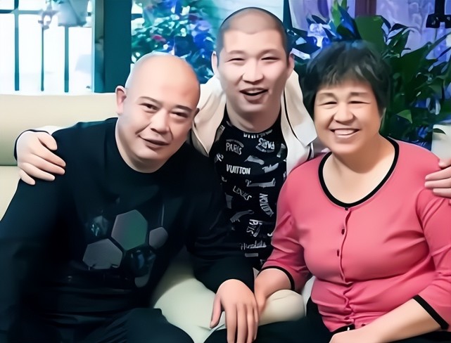 二驴父亲透露:50万零花钱,已"断供"!粉丝:"富二代"落魄了