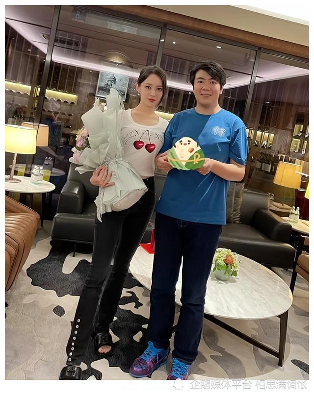 吉娜捧鲜花庆结婚3周年,旁边红酒摆满一整桌,脚踩千元拖鞋抢镜