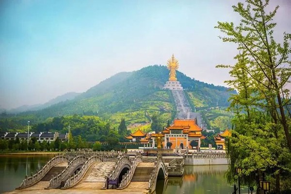 密印寺,地處湖南寧鄉市溈山山腰,毗盧峰下,是中國佛教南禪五大宗之一