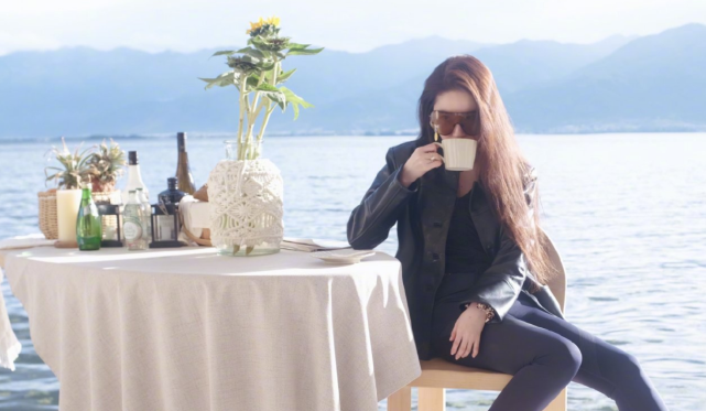 网友酒吧偶遇刘亦菲素颜出镜皮肤白皙坐吧台嗑瓜子聊天好惬意