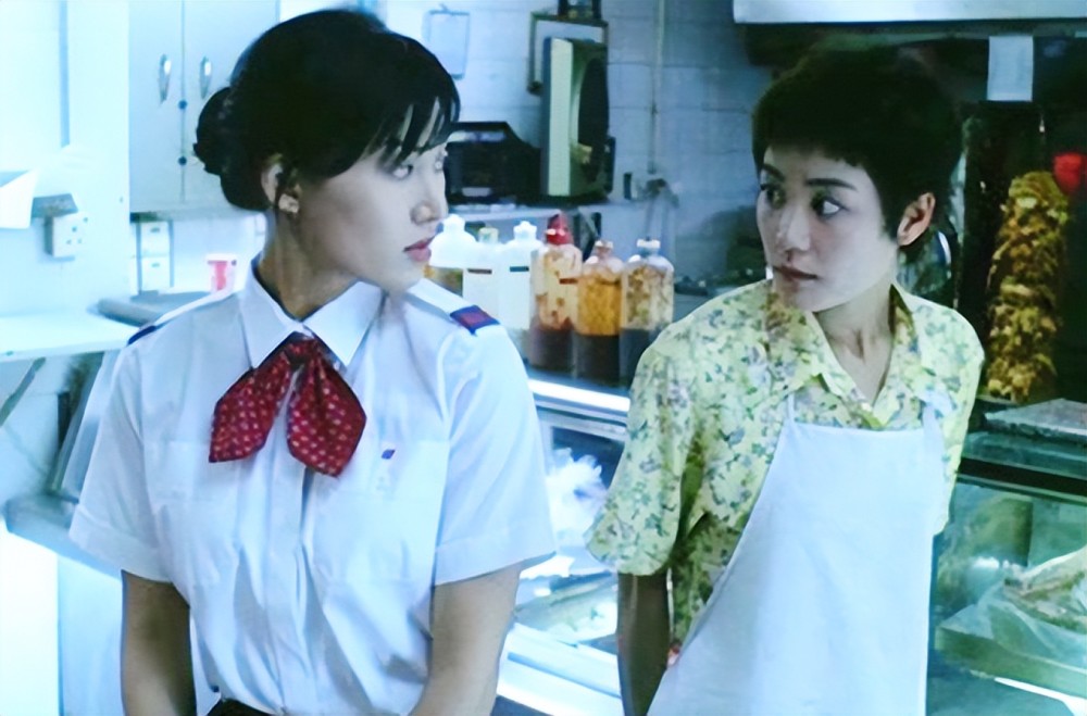 《重庆森林》中,她扮演梁朝伟的空姐女友,举手投足之间女人味十足.