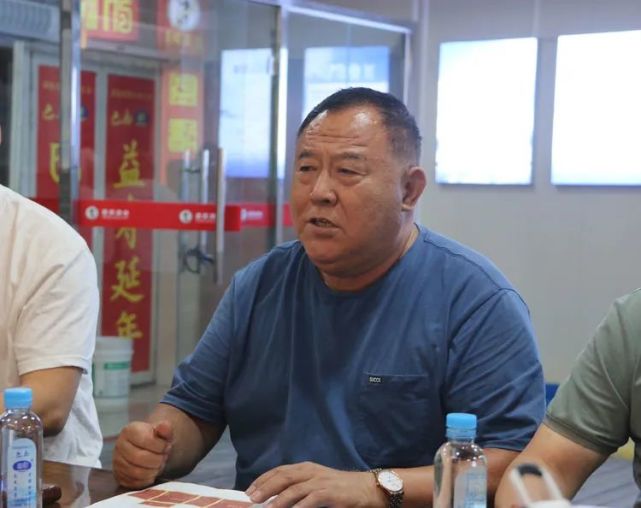 在产品外包装设计上,以平舆古槐文化和名人名事为切入