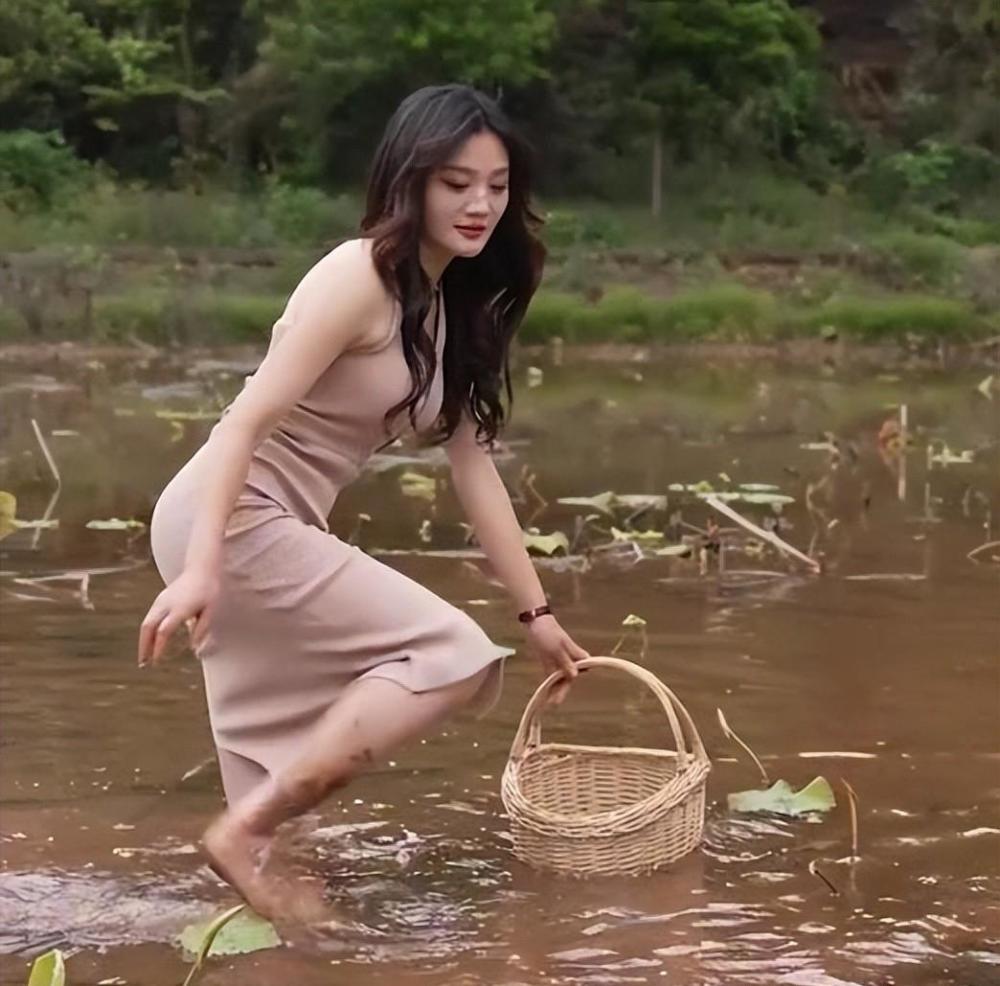 "田媛"唐小鱼:穿旗袍踩高跟下田干活大玩擦边,网友呼吁封杀插图8