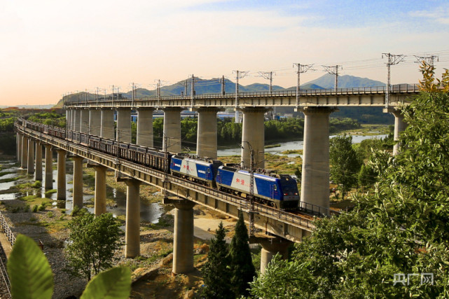 河南南阳:开展山体巡查整修 筑牢铁路防汛屏障