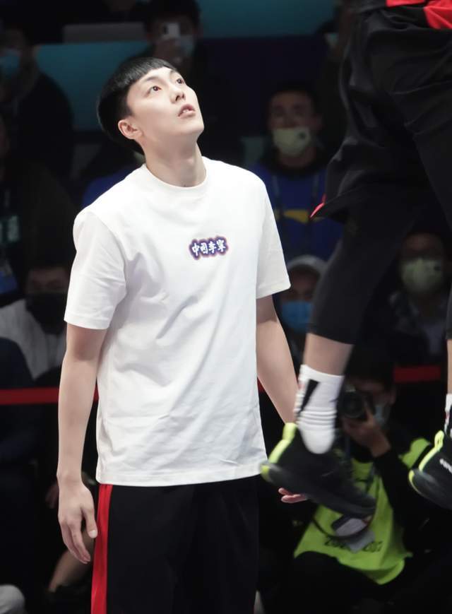 青年队学习篮球,也会进入南方舞蹈学校进行练习,胡艺轩与胡明轩长相