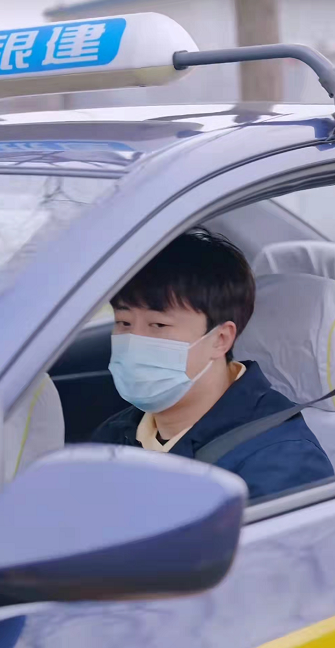 男星李滨近况曝光,自曝转行当出租车司机,还站在马路边上吃盒饭_腾讯