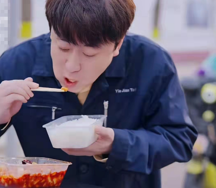 男星李滨近况曝光自曝转行当出租车司机还站在马路边上吃盒饭