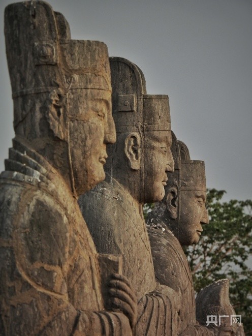 宋陵石像生矗立千年守望麦田